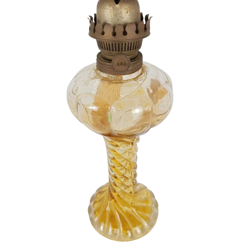 Voir photo 2 de Ancienne lampe à pétrole en verre couleur doré Ancienne lampe à pétrole en verre couleur doré État correct - Vue 2 -